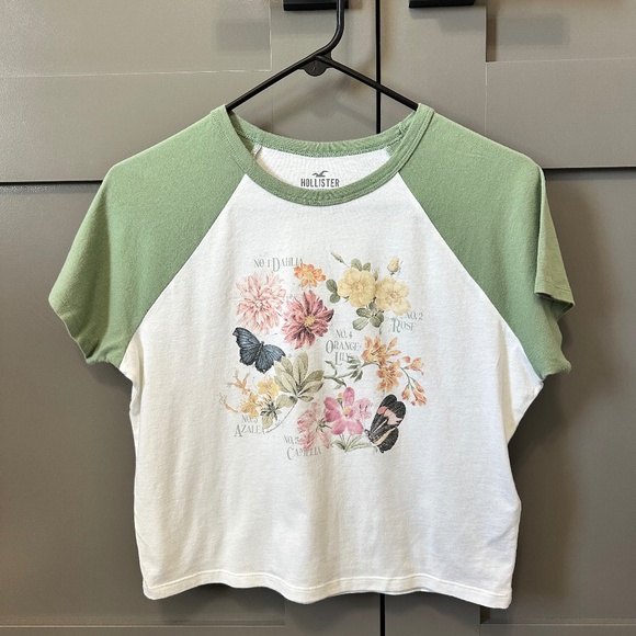 Hollister Tops - Hollister Medium Flowered Crop Top
